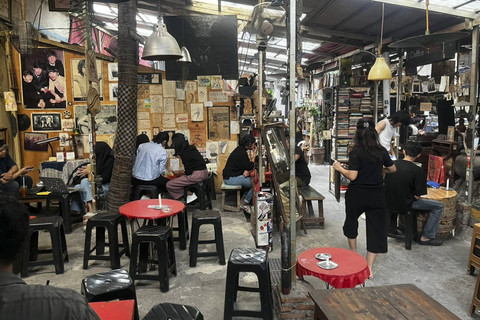 Suasana di Pasar Loak Kebayoran Lama, Sabtu (4/1/2025).  Foto: Rayyan Farhansyah/kumparan