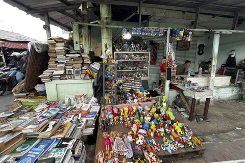 Suasana di Pasar Loak Kebayoran Lama, Sabtu (4/1/2025).  Foto: Rayyan Farhansyah/kumparan