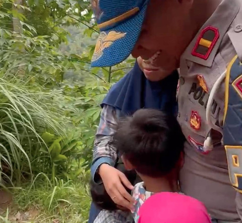 Tangkapan layar video Ipda Ali Nur Suwandi bersama empat bocah asuhannya di Gunungkidul. Dok: Bon Ali