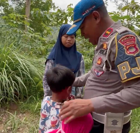 Tangkapan layar video Ipda Ali Nur Suwandi bersama empat bocah asuhannya di Gunungkidul. Dok: Bon Ali