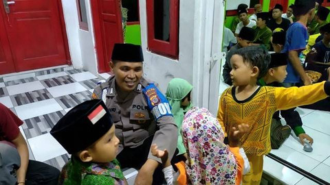 Bripka Bon Ali atau Ali Nur Suwandi anggota Propam Polda DIY, salah satu sosok polisi jujur yang disebut Kapolri tengah bersama anak-anak asuhnya di Yayasan Rumah Singgah Bumi Damai, Kotagede Yogyakarta, Jumat (5/11/2021). Foto: Arfiansyah Panji Purnandaru/kumparan