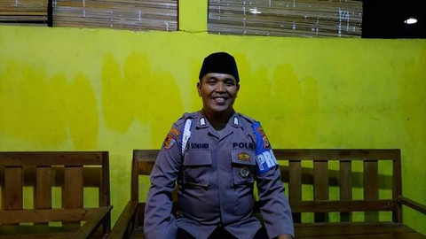 Bripka Bon Ali atau Ali Nur Suwandi anggota Propam Polda DIY, salah satu sosok polisi jujur yang disebut Kapolri tengah bersama anak-anak asuhnya di Yayasan Rumah Singgah Bumi Damai, Kotagede Yogyakarta, Jumat (5/11/2021). Foto: Arfiansyah Panji Purnandaru/kumparan