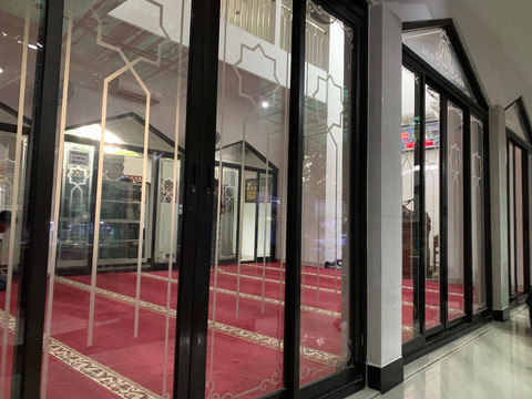 Masjid Al-Ikhlas, masjid yang berada dalam kawasan pusat pertokoan ikan hias Jalan Sumenep, Jakarta. Foto: Luthfi Humam/kumparan