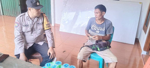 Petugas kepolisian saat berbincang dengan Sumarjo. (ist)