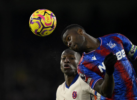 Marc Guehi dari Crystal Palace beraksi dengan Nicolas Jackson dari Chelsea pada pertandingan Liga Inggris antara Crystal Palace vs Chelsea di Selhurst Park, London, Inggris, Sabtu (4/1/2025) malam WIB. Foto: Tony O Brien/REUTERS