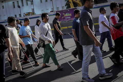 Para penyandang tunanetra berjalan di kawasan Car Free Day (CFD) saat peringati Hari Braille Sedunia di Jalan MH Thamrin, Jakarta, Minggu (5/1/2025). Foto: Jamal Ramadhan/kumparan