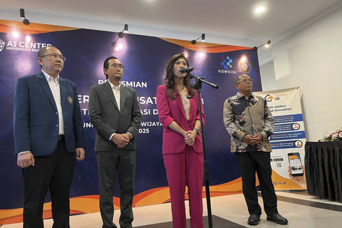 Menteri Komunikasi dan Digital (Menkomdigi), Meutya Hafid, meresmikan AI Center pertama di Universitas Brawijaya, Malang, Jawa Timur, Minggu (5/1/2025). Foto: Alya Zahra/kumparan 