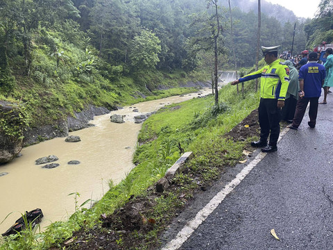 Mobil pikap terjun ke sungai di Kebumen, Jawa Tengah, Minggu (5/1/2025). Foto: Dok. Istimewa