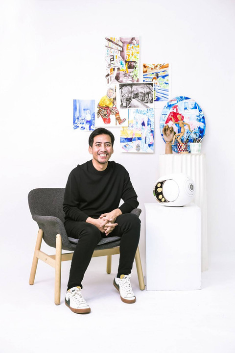 Emte bersama karya kolaborasinya bersama Devialet Indonesia. Foto: Devialet Indonesia