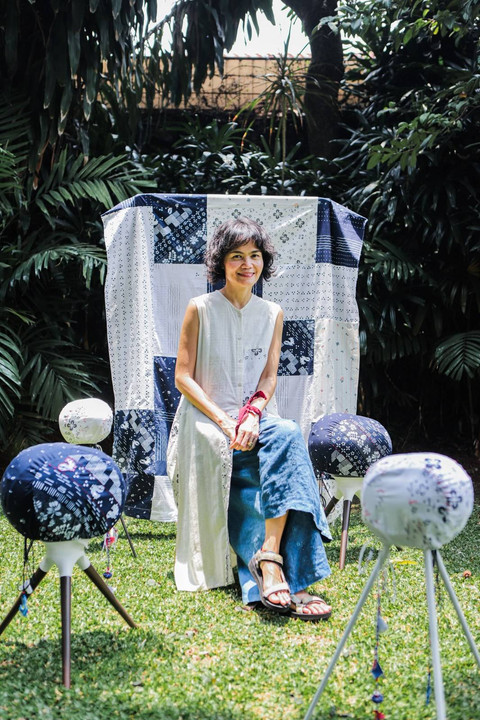 Chitra Subyakto bersama koleksi Devialet x Sejauh Mata Memandang. Foto: Devialet Indonesia