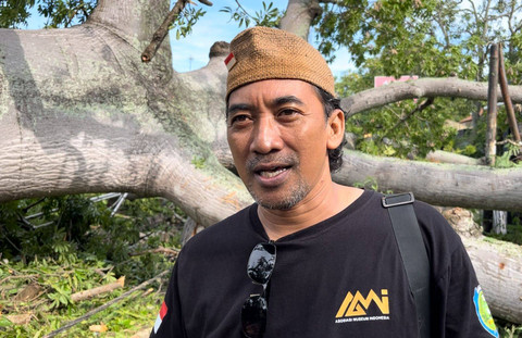 Nang Sadewo, salah satu penggiat budaya di Indramayu saat memberikan keterangan terkait pohon rangdu yang berusia sekitar 400 tahun rubuh di Kabupaten Indramayu, Minggu (5/1/2025). Foto: kumparan