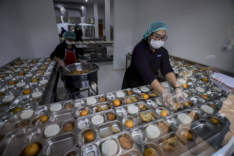 Petugas menyiapkan makanan di SPPG Jakarta Barat, Senin (6/1/2025). Foto: Jamal Ramadhan/kumparan