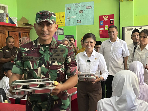 Menkomdigi Meutya Hafid meninjau langsung lokasi makan bergizi gratis di SDN Cilangkap 5, Depok, Jawa Barat, Senin (6/1/2025). Foto: Alya Zahra/kumparan 