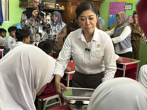 Menkomdigi Meutya Hafid meninjau langsung lokasi makan bergizi gratis di SDN Cilangkap 5, Depok, Jawa Barat, Senin (6/1/2025). Foto: Alya Zahra/kumparan 