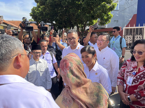Menkomdigi Meutya Hafid meninjau langsung lokasi makan bergizi gratis di SDN Cilangkap 5, Depok, Jawa Barat, Senin (6/1/2025). Foto: Alya Zahra/kumparan 