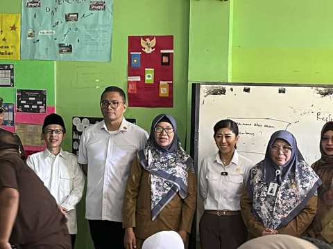 Menkomdigi Meutya Hafid meninjau langsung lokasi makan bergizi gratis di SDN Cilangkap 5, Depok, Jawa Barat, Senin (6/1/2025). Foto: Alya Zahra/kumparan 