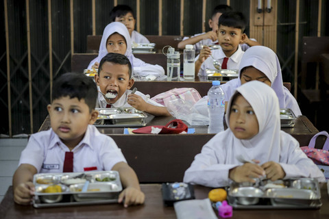 Siswa SDN Slipi 15 menyantap makanan dari program makan gratis nasional di ruang kelas SDN Slipi 15, Jakarta Barat, Senin (6/1/2025). Foto: Jamal Ramadhan/kumparan