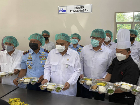 Menteri Koperasi Budi Arie Setiadi meninjau Dapur Makan Bergizi Gratis di Lanud Halim Perdanakusuma, Jakarta Timur, Senin (6/1/2025). Foto: Muhammad Fhandra Hardiyon/kumparan
