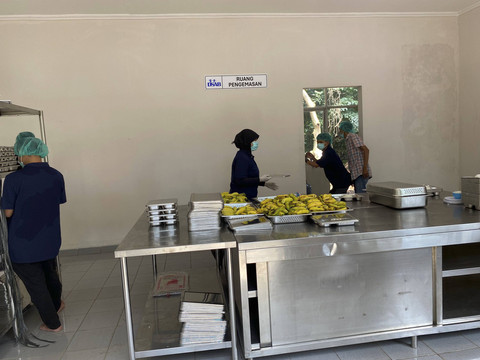 Dapur MBG Halim, ruangan khusus untuk proses pengemasan menu MBG, ruang masak, gudang material beku, gudang material kering, ruang alat kebersihan, ruang penyiapan daging dan ikan, serta ruang penyiapan sayur dan buah, Senin (6/1/2025). Foto: Muhammad Fhandra Hardiyon/kumparan