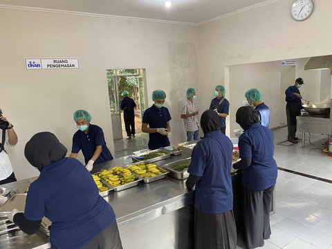 Dapur MBG Halim, ruangan khusus untuk proses pengemasan menu MBG, ruang masak, gudang material beku, gudang material kering, ruang alat kebersihan, ruang penyiapan daging dan ikan, serta ruang penyiapan sayur dan buah, Senin (6/1/2025). Foto: Muhammad Fhandra Hardiyon/kumparan