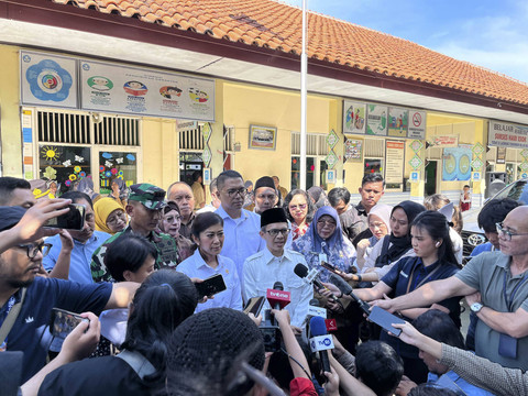 Menteri Komunikasi dan Digital (Menkomdigi) Meutya Hafid, Kolonel Ifanteri Iman Widhiantoro Dandim 0508 Depok, dan Jubir Kantor Kepresidenan Ujang Komarudin, di SDN 5 Cilangkap, Depok, Jawa Barat, Senin (6/1/2025). Foto: Alya Zahra/kumparan 