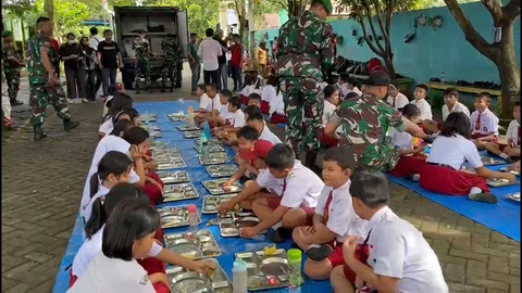 Suasana makan bergizi gratis Kodam I Bukit Barisan, Senin (6/1/2025). Foto: Tri Vosa/kumparan