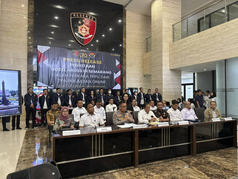 Press release penyitaan Hotel Aruss di Semarang dalam perkara TPPU dari TPA judi online bersama Dirtipideksus Polri Brigjen Helfi Assegaf, di Bareskrim Polri, Jakarta pada Senin (6/1/2025). Foto: Abid Raihan/kumparan