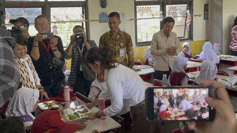 Menkomdigi Meutya Hafid membagikan makan bergizi gratis di SDN Cilangkap 3, Kota Depok, Jawa Barat, Senin (6/1/2025). Foto: Alya Zahra/kumparan 
