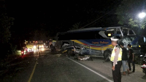 Kecelakaan terjadi antara dua bus dan truk di Jalan Raya Ngawi-Mantingan KM 26-27, tepatnya masuk Desa Kauman, Kecamatan Widodaren, Kabupaten Ngawi, pada Senin (6/1/2024) dini hari.   Foto: Dok. Polres Ngawi