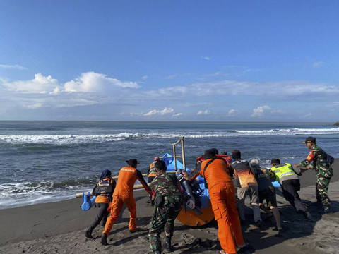 Tim SAR Gabungan masih mencari Aan Anugrah Budi Setya (28) ABK perahu nelayan Gerbang Segoro 01 yang terbalik di Pantai Congot, Kapanewon Temon, Kabupaten Kulon Progo, Sabtu (4/1/2025). Foto: Dok. Basarnas Yogyakarta