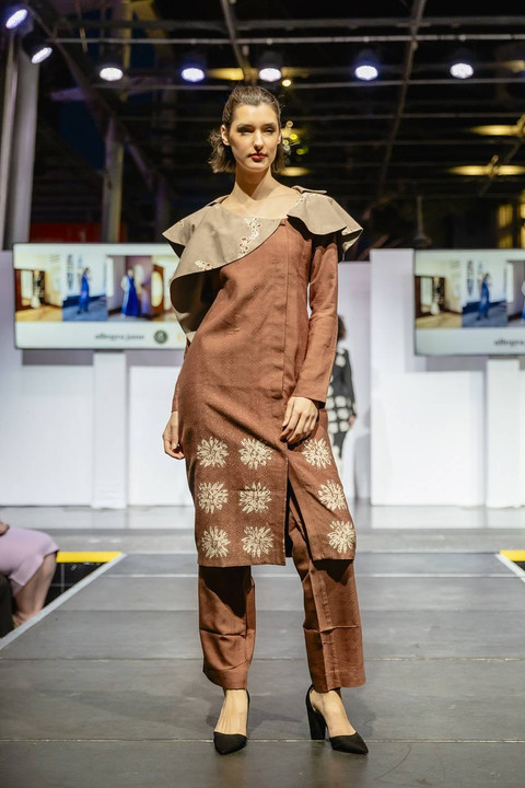 Janet Teowarang hadirkan fashion berbahan dasar sutra eri dan bermotif batik Pasuruan di panggung mode Australia. Foto: Janet Teowarang
