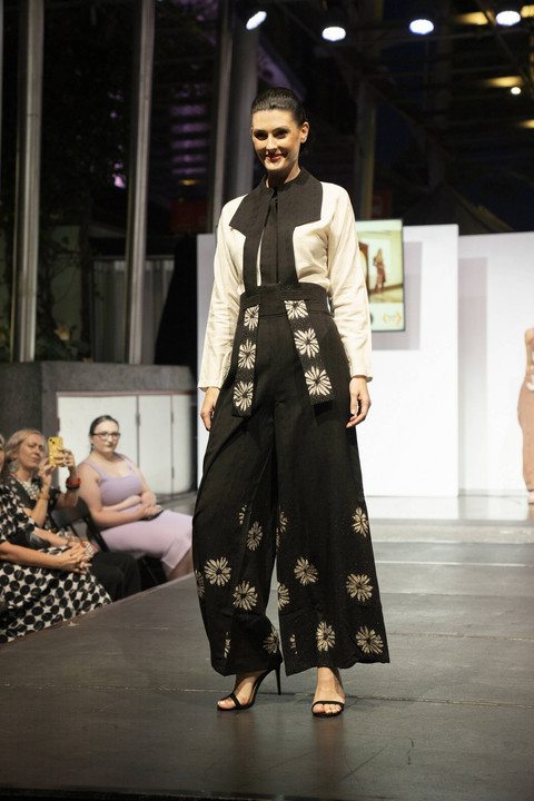 Janet Teowarang hadirkan fashion berbahan dasar sutra eri dan bermotif batik Pasuruan di panggung mode Australia. Foto: Janet Teowarang