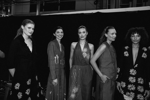 Janet Teowarang hadirkan fashion berbahan dasar sutra eri dan bermotif batik Pasuruan di panggung mode Australia. Foto: Janet Teowarang