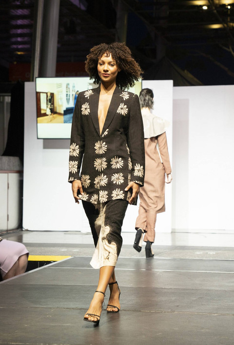 Janet Teowarang hadirkan fashion berbahan dasar sutra eri dan bermotif batik Pasuruan di panggung mode Australia. Foto: Janet Teowarang