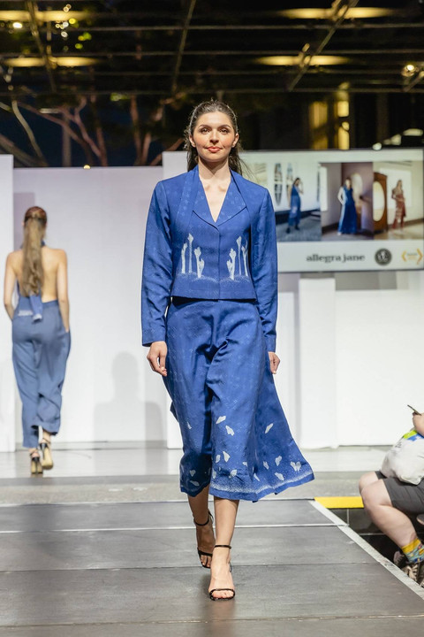 Janet Teowarang hadirkan fashion berbahan dasar sutra eri dan bermotif batik Pasuruan di panggung mode Australia. Foto: Janet Teowarang