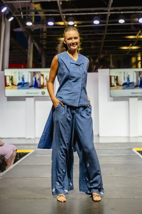 Janet Teowarang hadirkan fashion berbahan dasar sutra eri dan bermotif batik Pasuruan di panggung mode Australia. Foto: Janet Teowarang