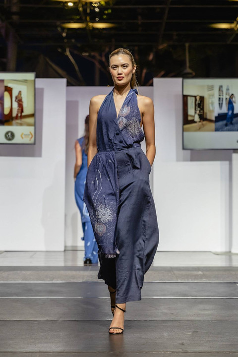 Janet Teowarang hadirkan fashion berbahan dasar sutra eri dan bermotif batik Pasuruan di panggung mode Australia. Foto: Janet Teowarang