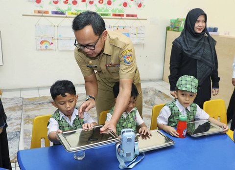 Wakil Menteri Dalam Negeri (Wamendagri) Bima Arya Sugiarto meninjau pelaksanaan program Makan Bergizi Gratis (MBG) di Sekolah Bosowa Bina Insani, Kota Bogor, Jawa Barat (Jabar), Senin (6/1/2025). Foto: Dok. Puspen Kemendagri