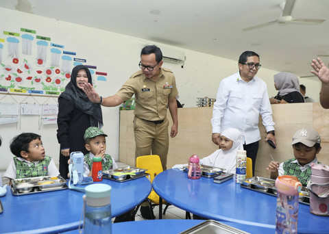 Wakil Menteri Dalam Negeri (Wamendagri) Bima Arya Sugiarto meninjau pelaksanaan program Makan Bergizi Gratis (MBG) di Sekolah Bosowa Bina Insani, Kota Bogor, Jawa Barat (Jabar), Senin (6/1/2025). Foto: Dok. Puspen Kemendagri
