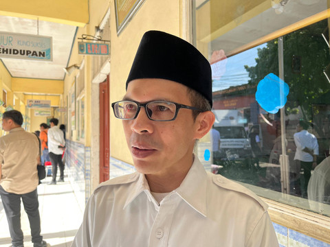 Jubir Kantor Komunikasi Kepresidenan, Ujang Komaruddin, usai meninjau Makan Bergizi Gratis, di SDN Cilangkap, Kecamatan Tapos, Depok, Jawa Barat, Senin (6/1/2025).  Foto: Alya Zahra/kumparan 