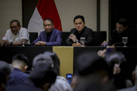 Ketua Umum PSSI Erick Thohir bersama pejabat PSSI lainnya dalam konferensi pers terkait perkembangan Timnas Indonesia di Menara Danareksa, Jakarta, Senin (6/1/2025). Foto: Jamal Ramadhan/kumparan