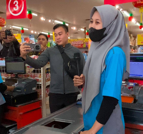 Petugas kasir di salah satu swalayan di Pontianak. Foto: Yulia Ramadhiyanti/Hi!Pontianak