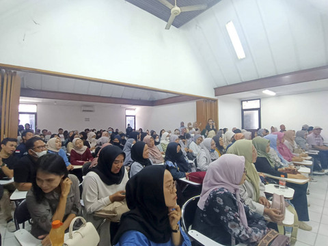 Suasa audiensi antara orang tua mahasiswa, mahasiswa dan pihak kampus menyoal masalah di Universitas Bandung pada Senin (6/1/2025). Foto: Robby Bouceu/kumparan