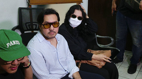David Bayu dampingi putrinya, Audrey Davies untuk jalani sidang di Pengadilan Negeri Jakarta Selatan, Senin (6/1/2025). Foto: Aprilandika Pratama/kumparan