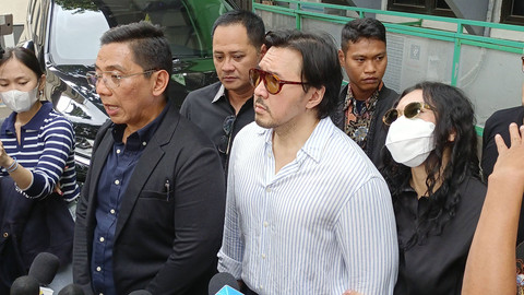 Audrey Davis didampingi ayahnya, David Bayu di Pengadilan Negeri Jakarta Selatan, Senin (6/1/2025). Foto: Aprilandika Pratama/kumparan