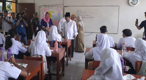 Menteri Pendidikan Dasar dan Menengah Abdul Mu'ti memantau pemberian makan bergizi gratis di SMP 12 Semarang, Senin (6/1/2025). Foto: Intan Alliva Khansa/kumparan