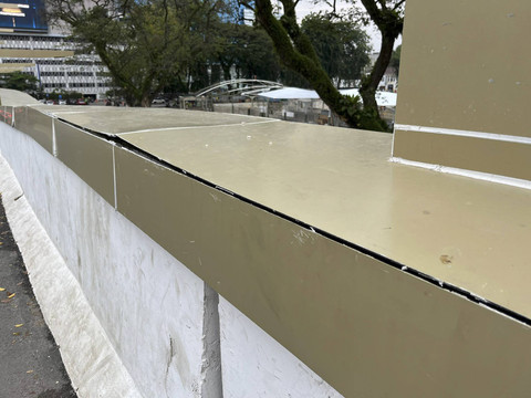 ACP overpass rusak usai di resmikan bulan lalu di Jalan Stasiun, Kota Medan, Senin (6/1/2025). Foto: Tri Vosa/kumparan