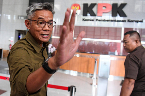 Mantan terpidana kasus suap penggantian antarwaktu (PAW) anggota DPR RI Wahyu Setiawan menjawab pertanyaan wartawan saat tiba di Gedung Merah Putih KPK, Jakarta, Senin (6/1/2025). Foto: Muhammad Adimaja/ANTARA FOTO
