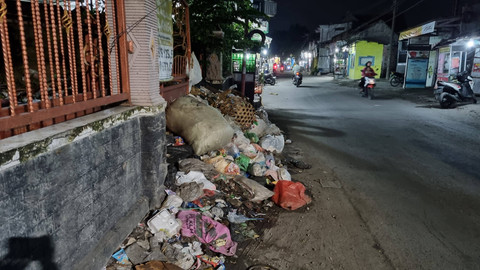 Tumpukan sampah di rumah kosong di Jalan Raya Randu, Surabaya, Senin (6/1/2024). Foto: Farusma Okta Verdian/kumparan