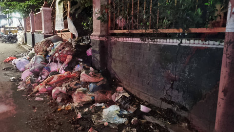 Tumpukan sampah di rumah kosong di Jalan Raya Randu, Surabaya, Senin (6/1/2024). Foto: Farusma Okta Verdian/kumparan